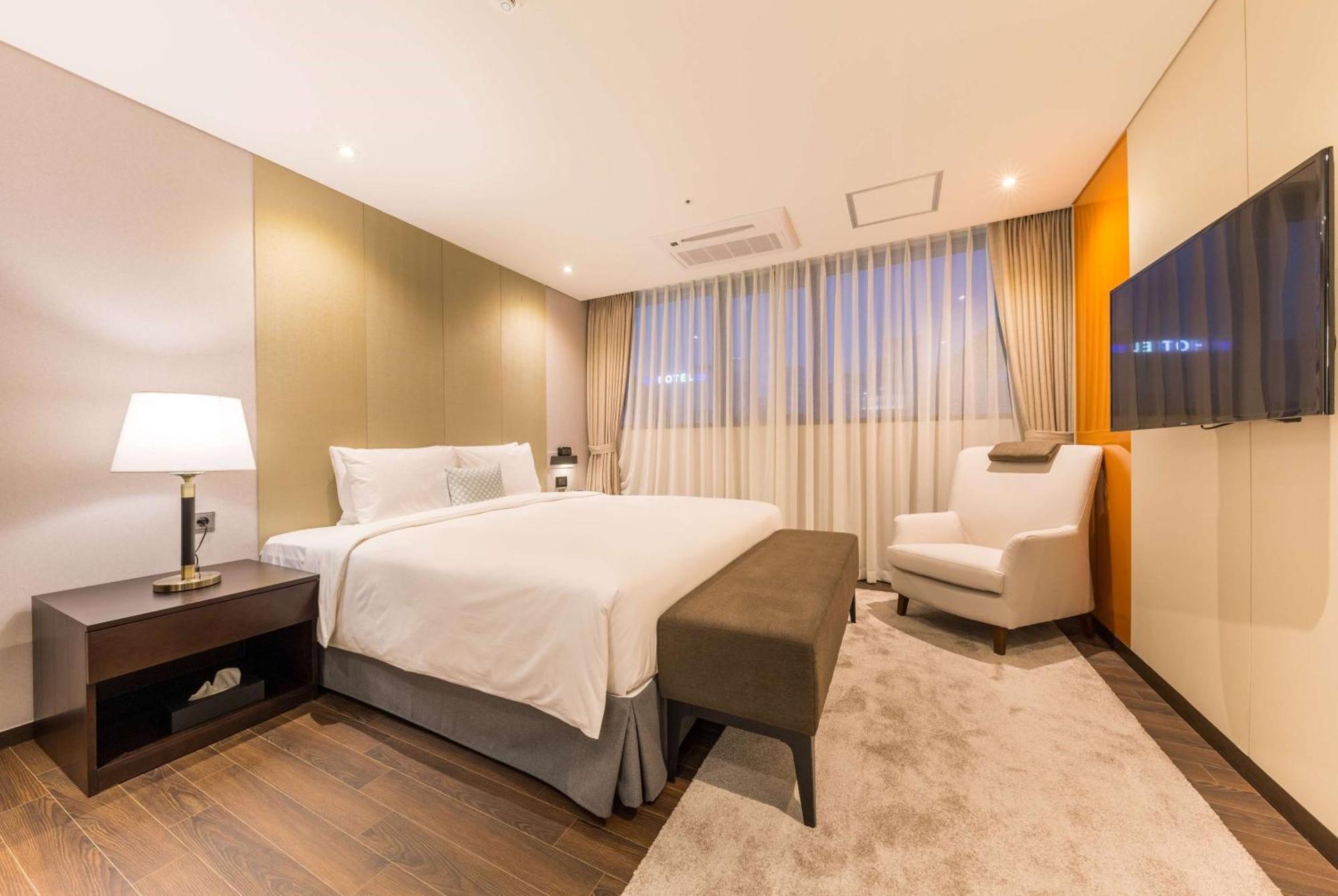 Howard Johnson By Wyndham Incheon Airport Екстер'єр фото