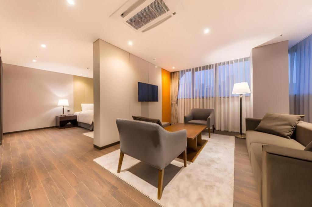 Howard Johnson By Wyndham Incheon Airport Екстер'єр фото