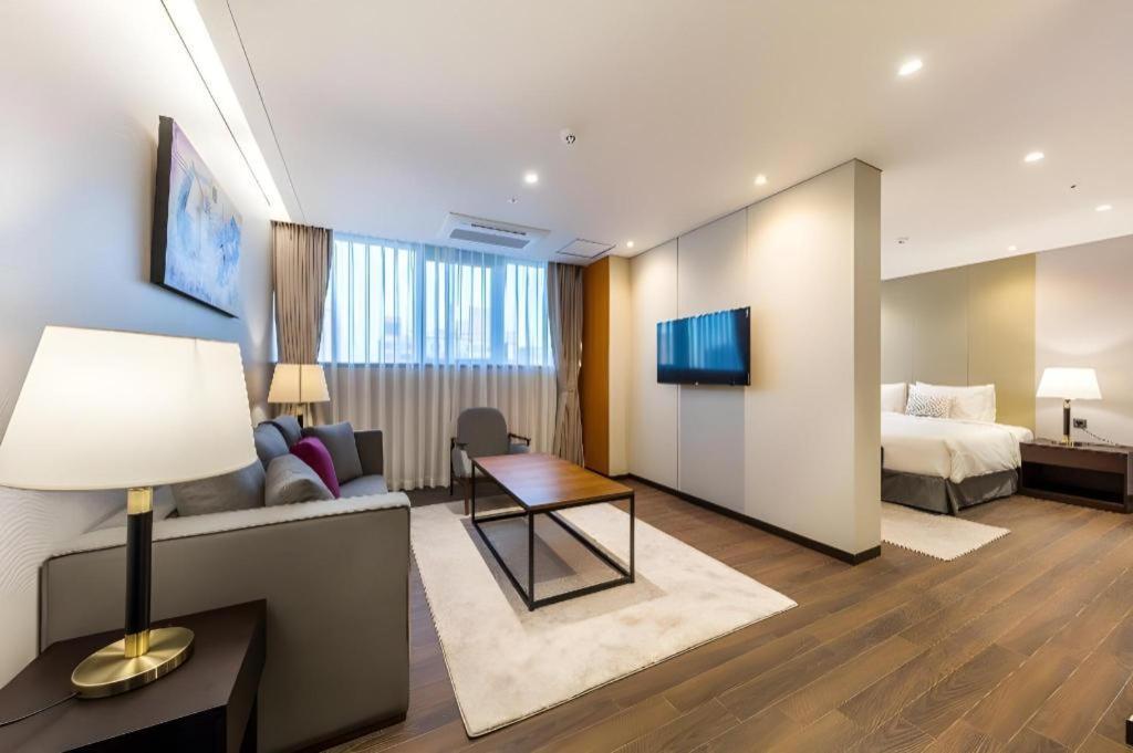 Howard Johnson By Wyndham Incheon Airport Екстер'єр фото