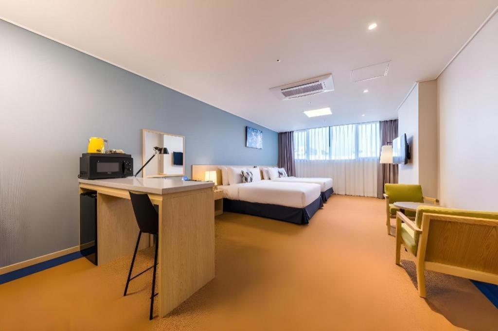 Howard Johnson By Wyndham Incheon Airport Екстер'єр фото