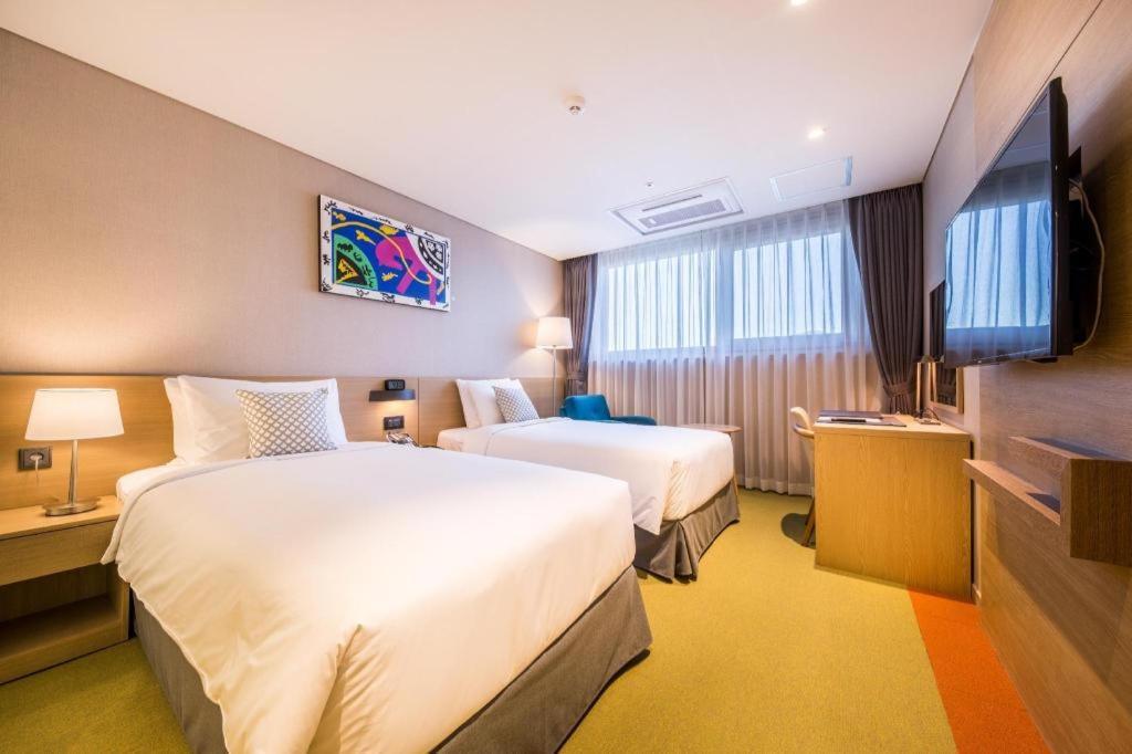 Howard Johnson By Wyndham Incheon Airport Екстер'єр фото